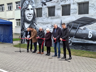 Odsłonili mural poświęcony niezwykłemu lotnikowi