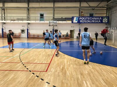 Sportowa rywalizacja w hali Politechniki Koszalińskiej