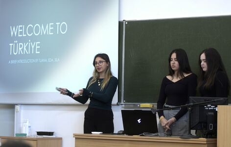 Studentki Erasmus+ na inauguracji roku akademickiego na Wydziale Elektroniki i Informatyki