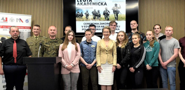 Kolejni studenci Politechniki Koszalińskiej odebrali certyfikaty potwierdzające udział w Legii Akademickiej / Polskie Radio Koszalin