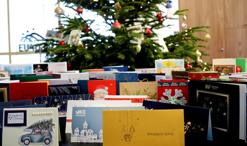 Kartki i życzenia, które wypełniły uczelnię świąteczną atmosferą