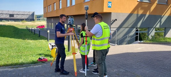 Wykorzystanie nowoczesnego sprzetu i systemów pomiarowych w dydaktyce na kierunku Geodezja i Kartografia