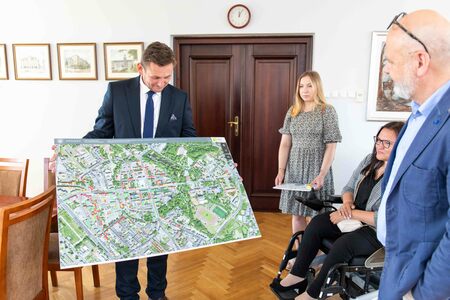 Studentki przekazały prezydentowi Koszalina mapę barier architektonicznych 