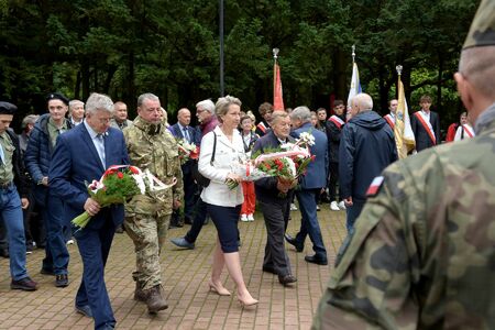 Kwiaty pod pomnikiem w rocznicę wybuchu wojny