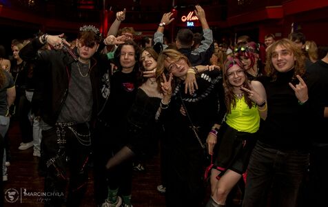 Cyberpunkowe otrzęsiny Politechniki Koszalińskiej. Studenci powitali nowy rok akademicki w futurystycznym stylu