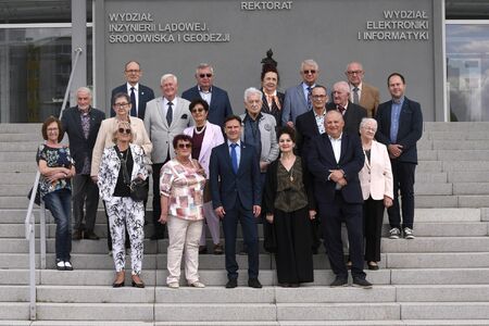 Absolwenci uczelni spotkali się po 50 latach 